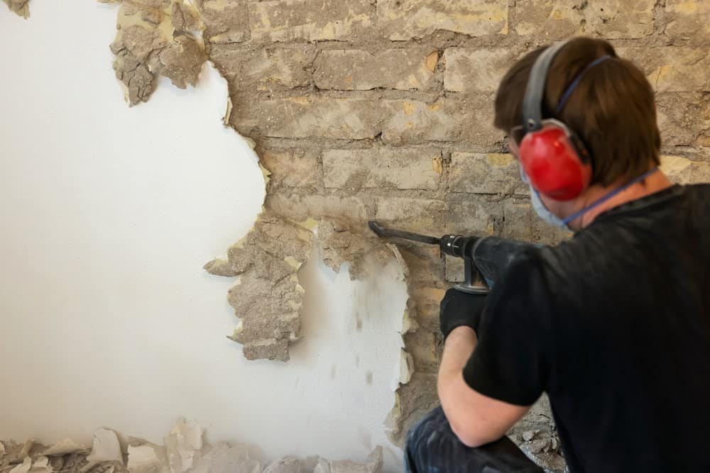 De kerk Giet Vermeend Hoe oud pleisterwerk herstellen: tips & prijs - Renovatie gids