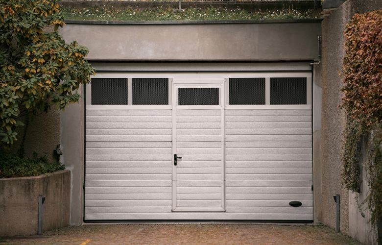 Garagepoort met deur en ramen 