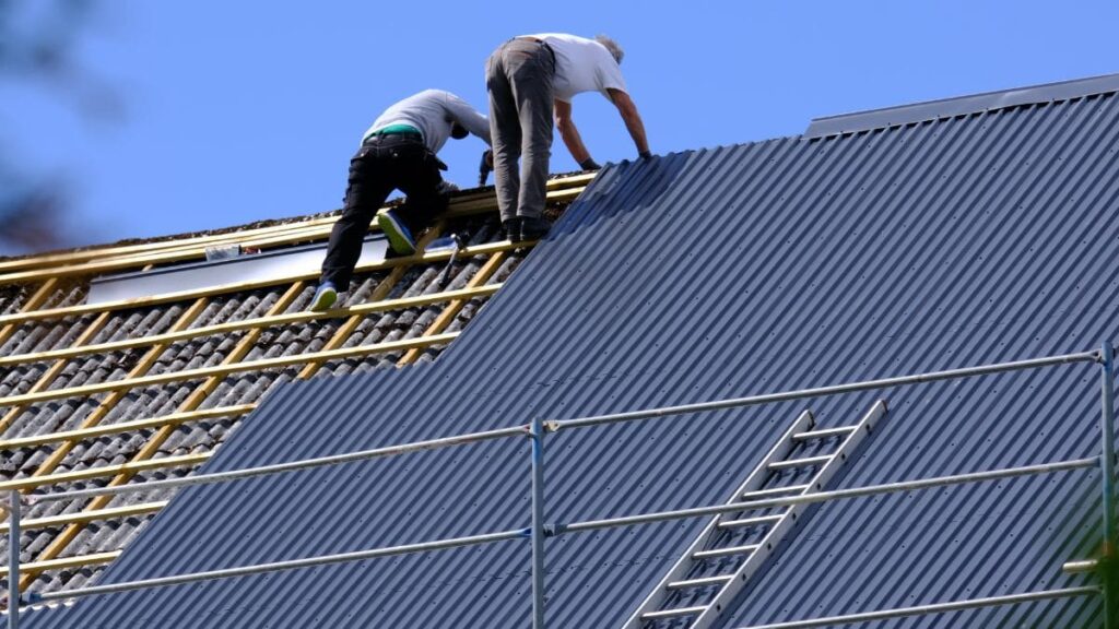 dakwerkers op dak installeren dakplaten