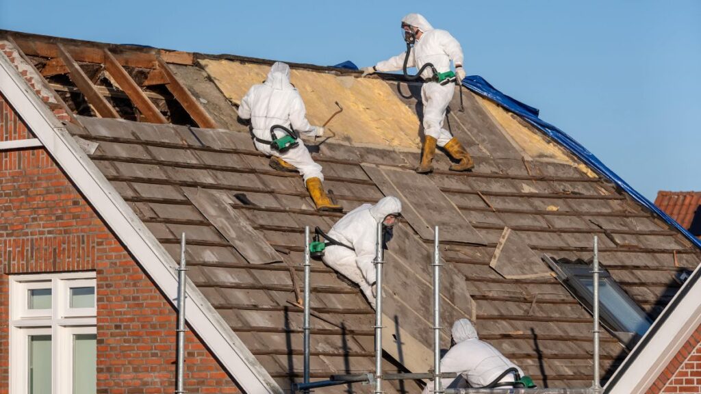 Professionals verwijderen asbesthoudende dakbekleding 