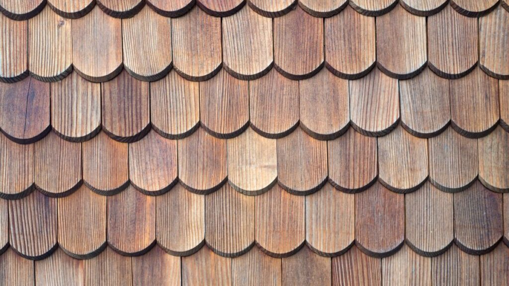 Close-up van ronde shingles uit hout 