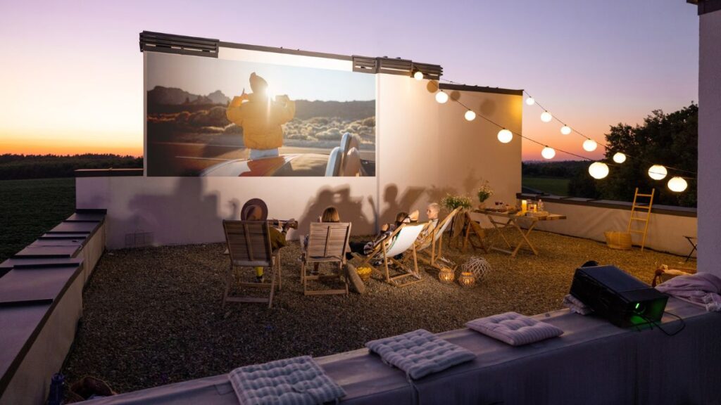 Dakterras met grind, stoelen en een screenprojector 