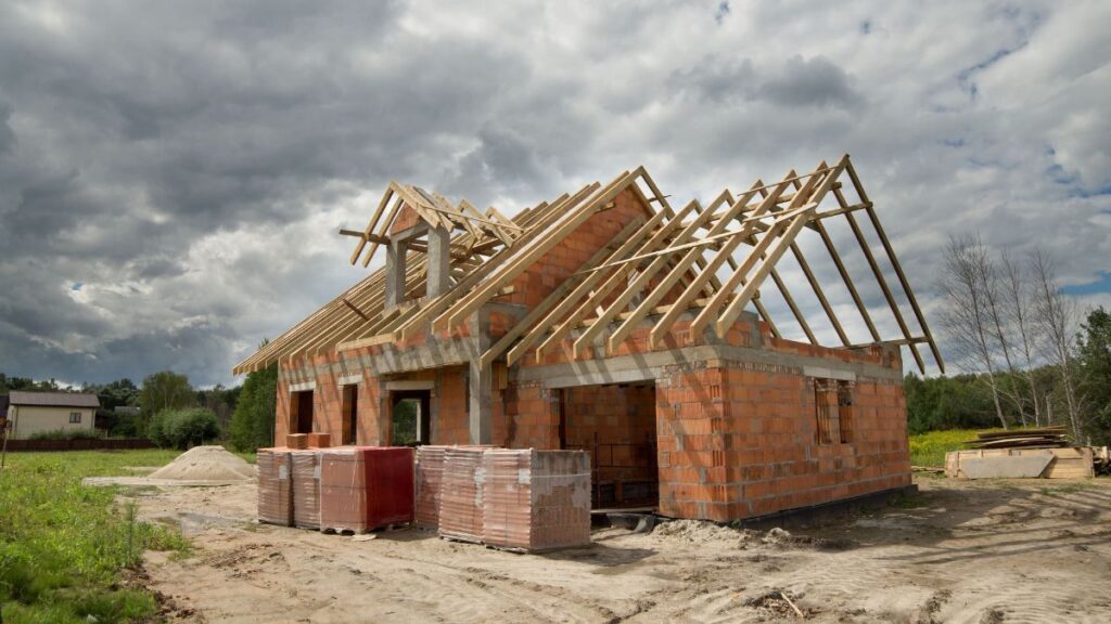 Bouw van een nieuwe woning met een sporendak bestaande uit houten spanten en gordingen 