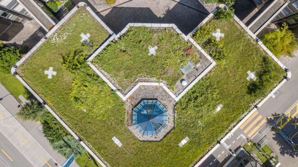 Luchtfoto van een daktuin op een groot gebouw in het midden van een stad 